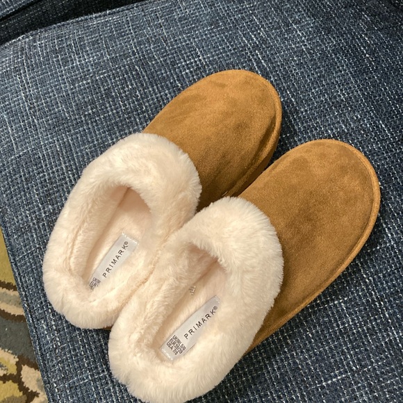 New primark slippers size 8 tan with thick rubber sole cream insole fluffy cute - Picture 1 of 5